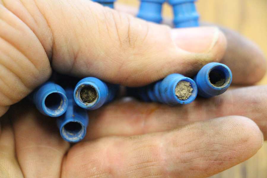 Verschmutzte Anschlussnippel - Scheinbar wurde mit dem Vakuumheber Schmutzwasser angesaugt, was zu den Ablagerungen in den Schlauchnippeln führte.