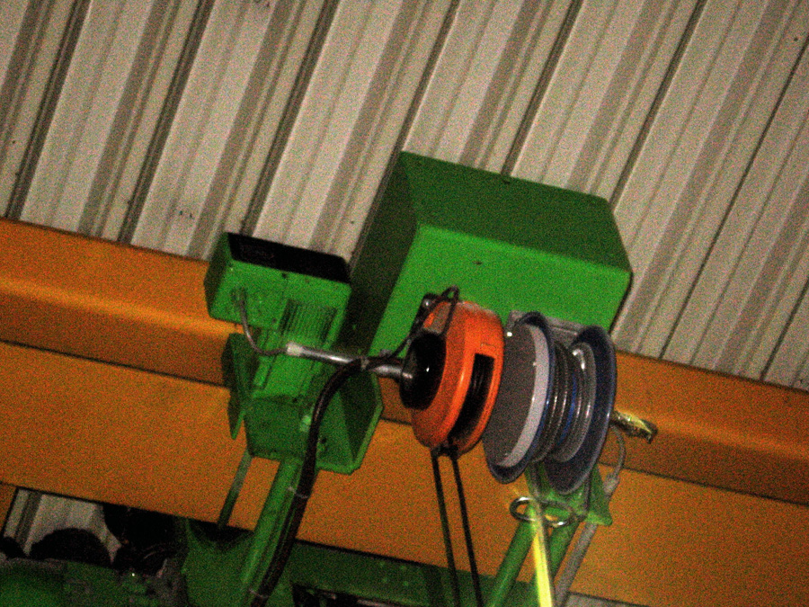 Schlauchaufroller an der Laufkatze von der Kranbahn