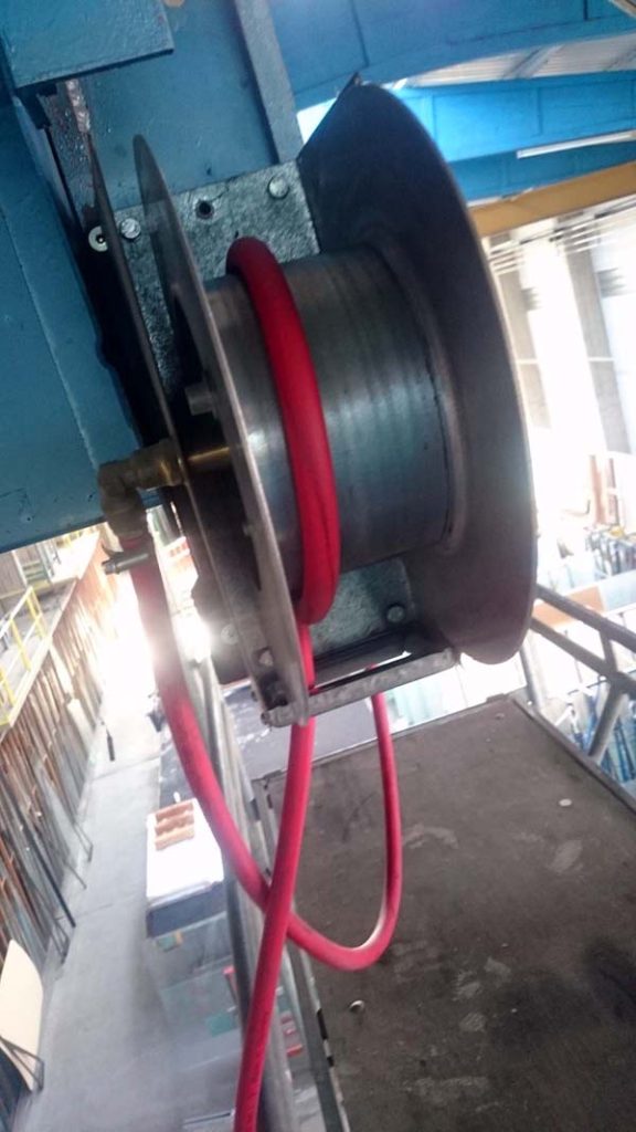 Schlauchaufroller an der Laufkatze von der Kranbahn