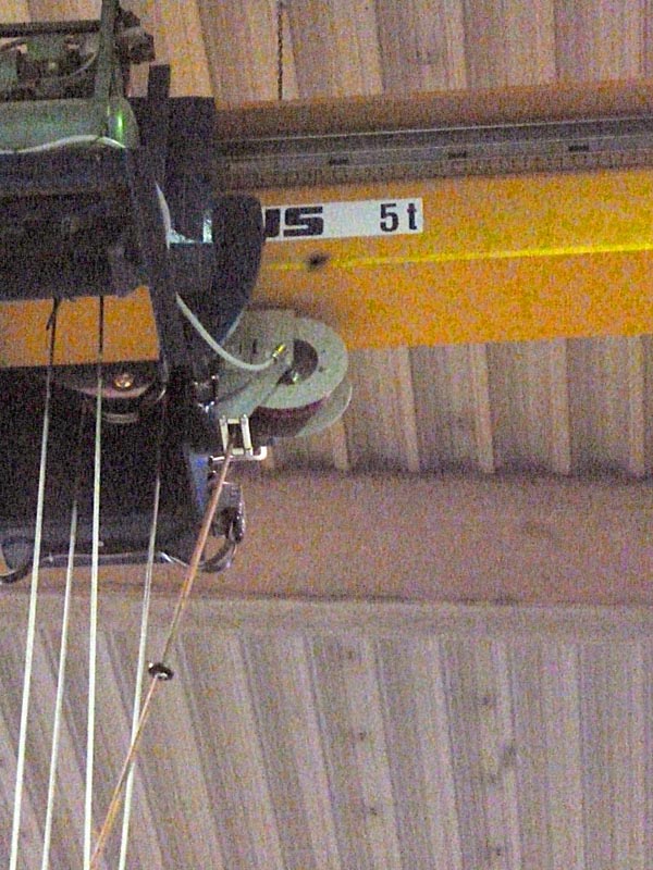 Schlauchaufroller an der Laufkatze von der Kranbahn