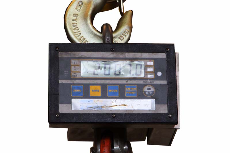 Die Waage zeigt nach dem Anheben der Stahlplatte 2007 kg an.