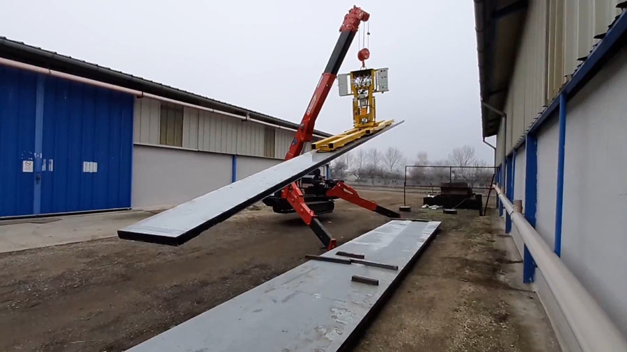 Bad example from practice. The vacuum lifter should not be used like this.