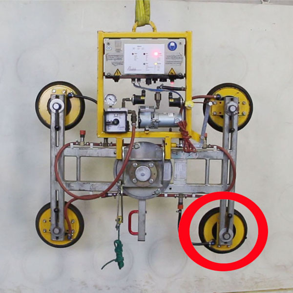 Es wurde nur ein Vakuumsauger von vier Saugern an dem Vakuumhebegerät 7011-DS ausgetauscht (roter Kreis).