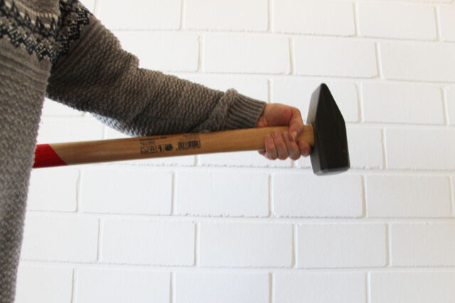 Auswirkung des Hebelarms am Beispiel eines 5 kg schweren Vorschlaghammers.„Kurz gefasster Hammer am ausgestreckten Arm“