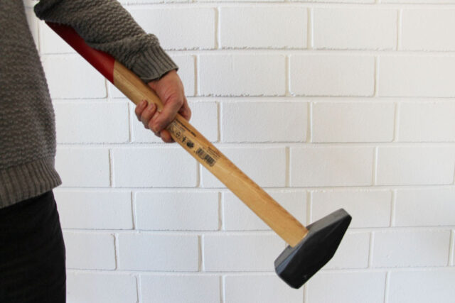 Auswirkung des Hebelarms am Beispiel eines 5 kg schweren Vorschlaghammers.„Versuch den Hammer am mittig angefassten Hammerstiel mit ausgestrecktem Arm hochzuheben“