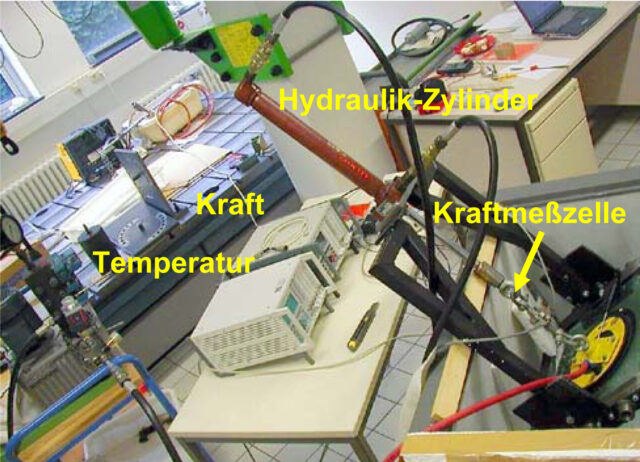Das Foto zeigt die Versuchsanordnung für eine Tieftemperatur-Messung an Saugern.