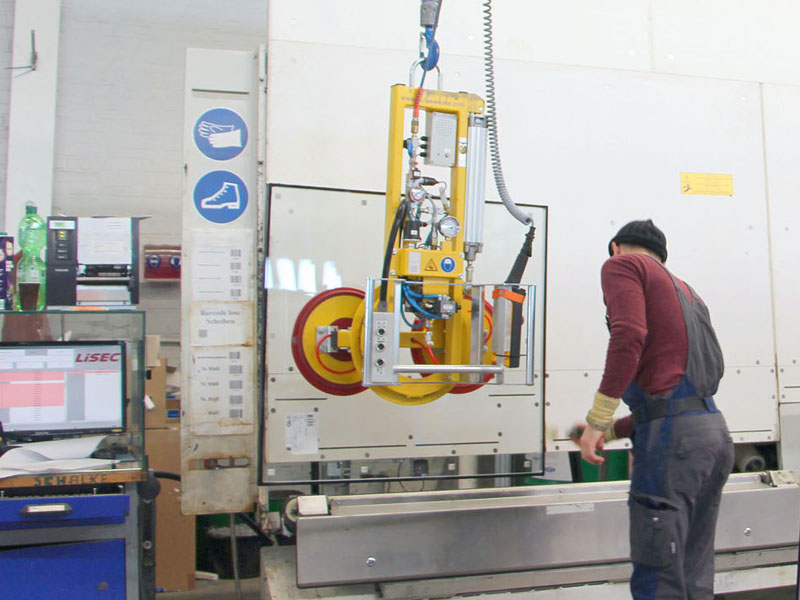 Vakuumhebegerät 7025-MD2/E im Einsatz in der Isolierglasproduktion