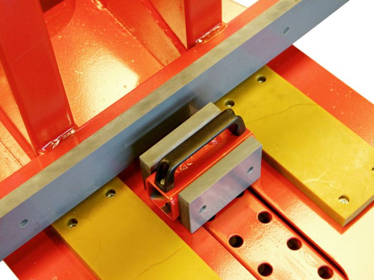 Zum Zwischenlagern oder Bewegung von Plattenmaterial, Fensterelementen bis zu einem Gewicht 3.000 kg kann der 496-SHDR - Super Heavy Duty Roller benutzt werden.Zum Zwischenlagern oder Bewegung von Plattenmaterial, Fensterelementen bis zu einem Gewicht 3.000 kg kann der 496-SHDR - Super Heavy Duty Roller benutzt werden.