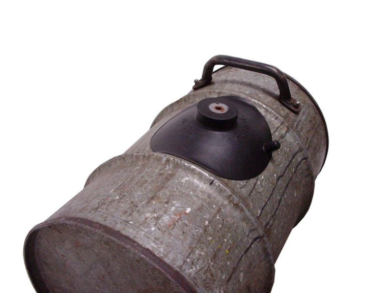 Der PALÜ – Handsauggriff 535 im Einsatz an einer Metalltonne.