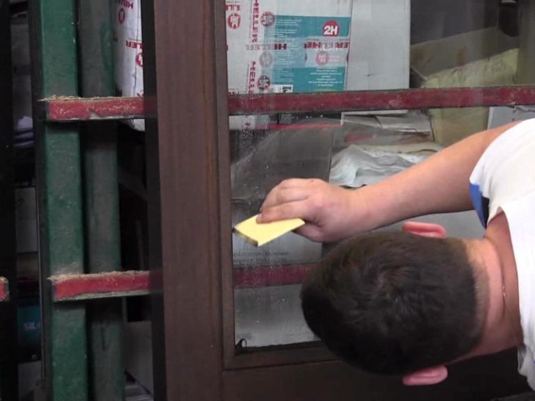 Der PALÜ Abstreichspachtel 568 in der Anwendung beim Versiegeln von Fenstern.