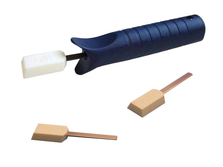 Das bekannte PALÜ-Abstreichmesser direkt vom Hersteller. Dieses kleine Werkzeug hilft Ihnen beim sauberen Abziehen von überschüssiger Versiegelungs- oder Dichtmasse, zum Bespiel bei der Herstellung von Vitrinen oder Aquarien.