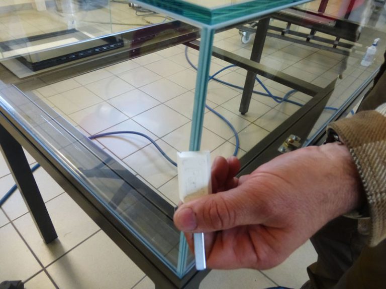 So wird das PALÜ-Abstreichmesser 569 ohne Griff im Vitrinenbau verwenden.