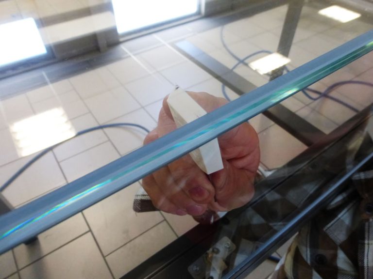 So wird das PALÜ-Abstreichmesser 569 ohne Griff im Vitrinenbau verwenden.