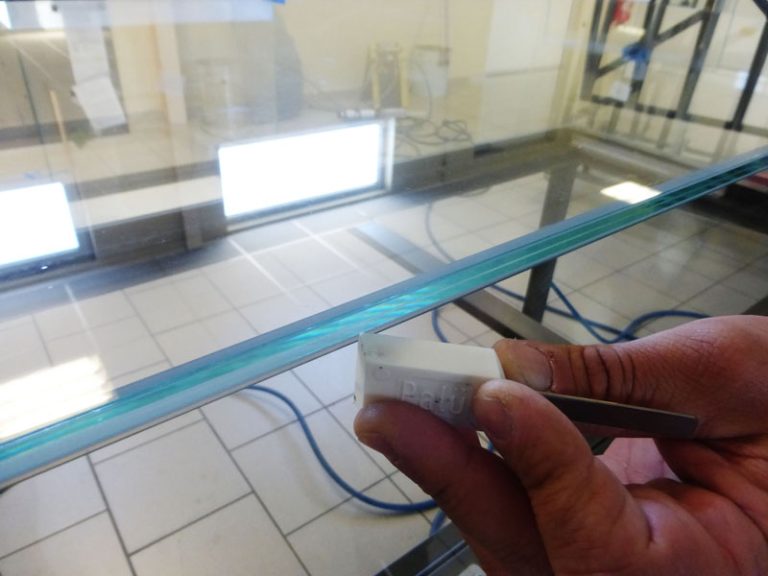 So wird das PALÜ-Abstreichmesser 569 ohne Griff im Vitrinenbau verwenden.