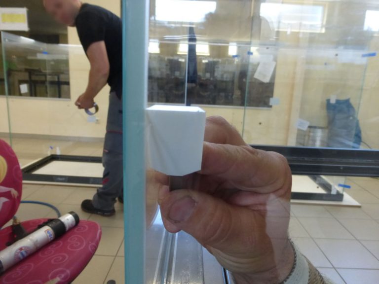 So wird das PALÜ-Abstreichmesser 569 ohne Griff im Vitrinenbau verwenden.