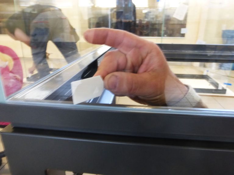 So wird das PALÜ-Abstreichmesser 569 ohne Griff im Vitrinenbau verwenden.