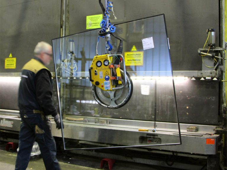 Vakuumhebegerät 7005-MD1/E im Einsatz in der Isolierglasproduktion