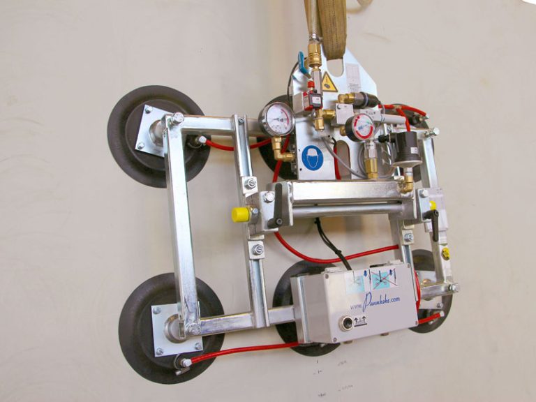 Der Vakuumheber 7005-PKW/E ist ein Vakuumlifter zum Austausch von Pkw-Frontscheiben, der aber auch für Lkw-Frontscheiben genutzt werden kann. Insbesondere beim Austauschen von Frontscheiben gepanzerter Fahrzeuge oder für besondere Klimascheiben, ist er ein wichtiges Hilfsmittel.