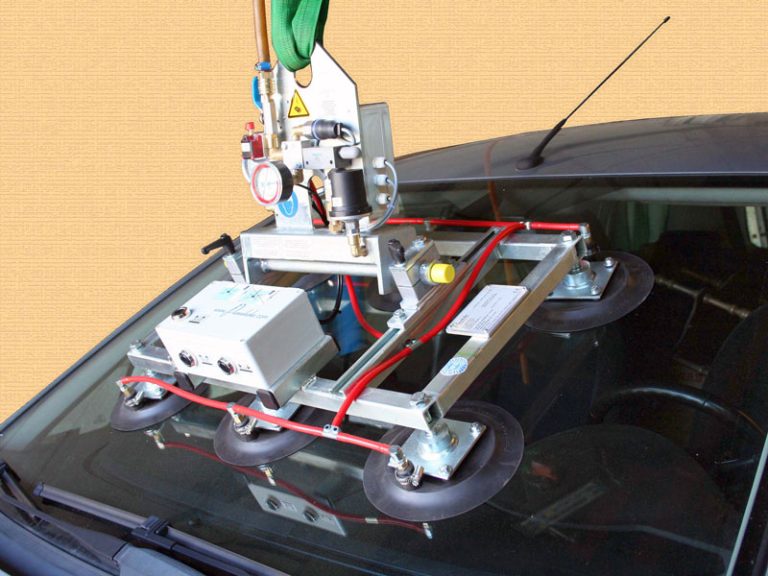 angesaugter Vakuumheber 7005-PKW/E an einer Frontscheibe