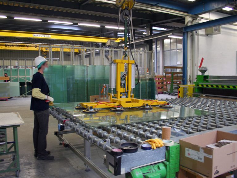 Vakuumhebegerät 7025-C-1000/E im Einsatz in der Glasbearbeitung