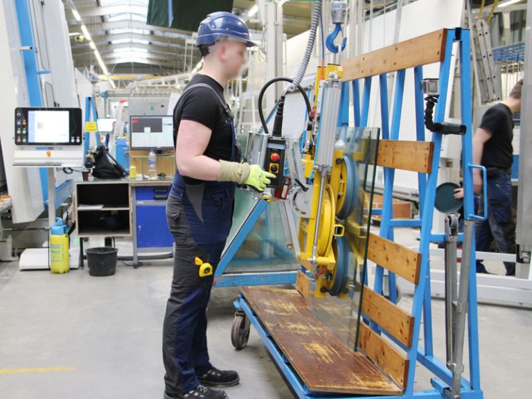 Vakuumheber 7025-MD2-4 im Einsatz in der Isolierglasproduktion