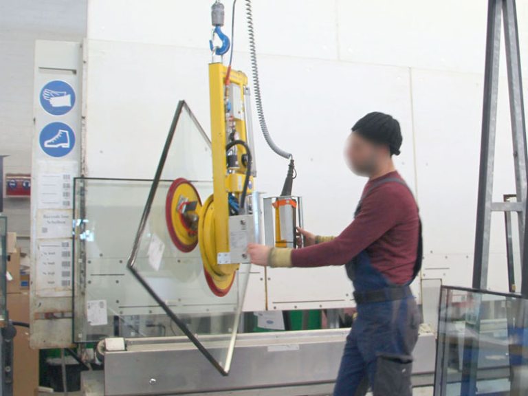 Vakuumheber 7025-MD2/E im Einsatz in der Isolierglasproduktion