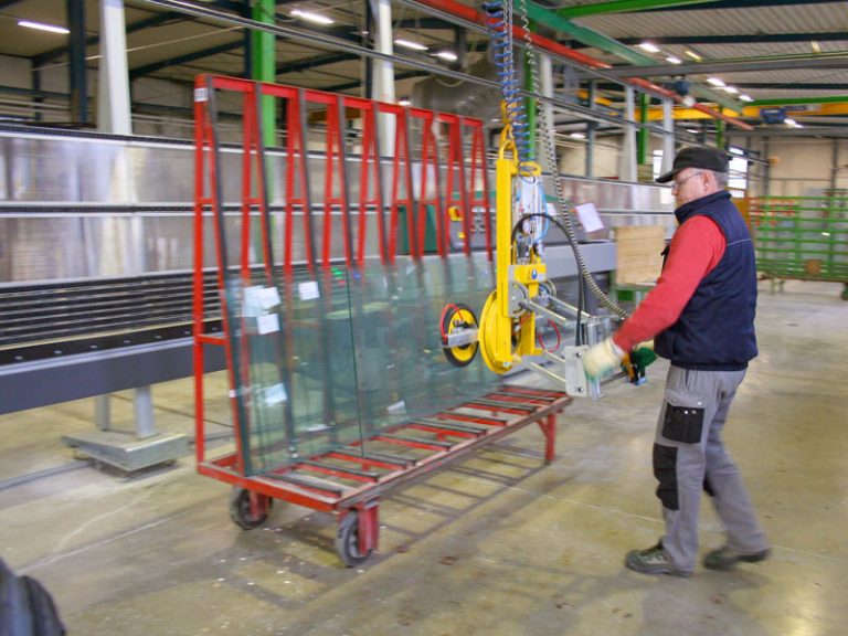 Vakuumheber 7025-MD4-2/E im Einsatz in der Glasschleiferei