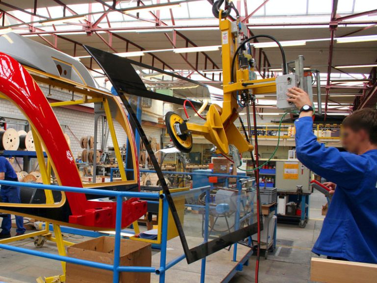 Vacuum lifter 7025-MDmS4-2/E used in vehicle construction/railway construction