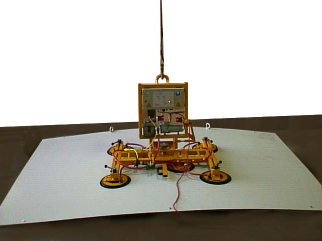 Größere Stahlpatte horizontal mit einem Vakuumheber 7011-DS angesaugt.