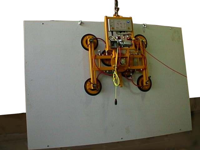 Größere Stahlpatte vertikal mit einem Vakuumheber 7011-DS angesaugt.