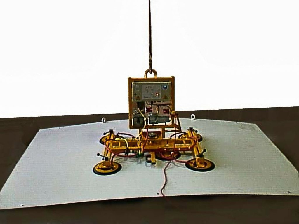 Versuch mit einer größeren, nicht eigenstabilen, Blechplatte und einem kleineren Vakuumheber. (horizontaler Belastungsfall)