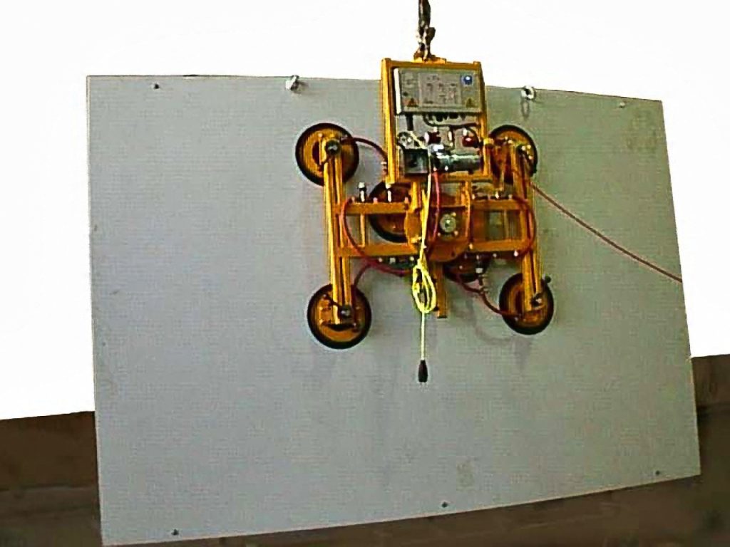 Versuch mit einer größeren, nicht eigenstabilen, Blechplatte und einem kleineren Vakuumheber. (vertikaler Belastungsfall)