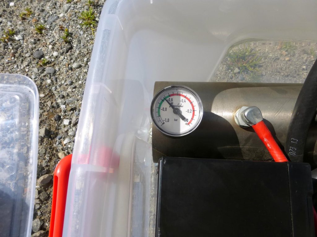 The vacuum pump still manages the approx. -0.67 bar negative pressure at an altitude of 2000 metres.